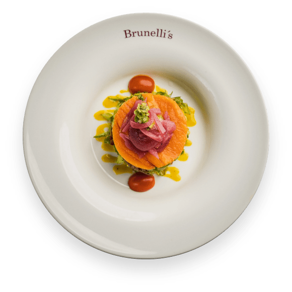 Presentación del plato de ensalada Brunelli's Steakhouse