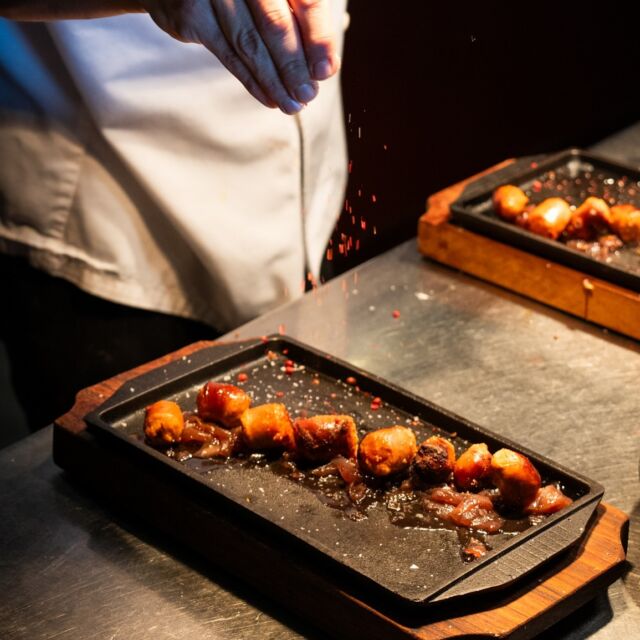 Para comenzar a deleitar sus sentidos, le recomendamos nuestro sabroso chorizo casero. 

🍽️🔥🍽️🔥

To begin to delight your senses, we recommend our tasty homemade chorizo. 

#SteakHouse #MeatLover #Chorizo