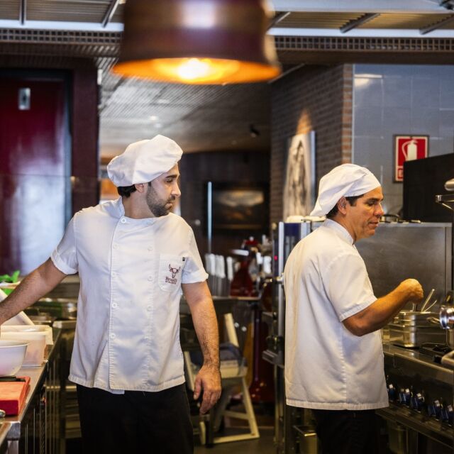 ES- Dedicación y detalle: así es como los chefs de Brunelli’s dan vida a platos memorables. 

👨🏻‍🍳🍽️👨🏻‍🍳🍽️

EN- Dedication and detail: this is how Brunelli’s chefs bring memorable dishes to life.

#SteakHouse #MeatLover #Chef #Team