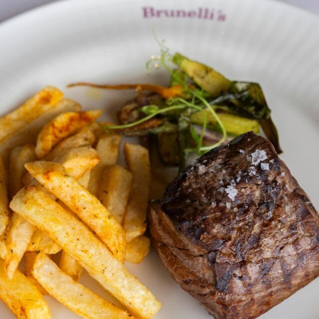 ES- Para una cita con el buen gusto, le recomendamos nuestro inigualable solomillo acompañado con papas cuidadosamente cortadas y verduras frescas. de temporada.

🔗 Reserve su mesa desde el link en nuestra bio y visítenos.

🥩🍴🥩🍴

EN- For a date with good taste, we recommend our incomparable sirloin steak accompanied by carefully cut potatoes and fresh seasonal vegetables.

🔗 Book your table from the link in our bio and visit us.

#SteakHouse #MeatLover #Solomillo #SirloinSteak