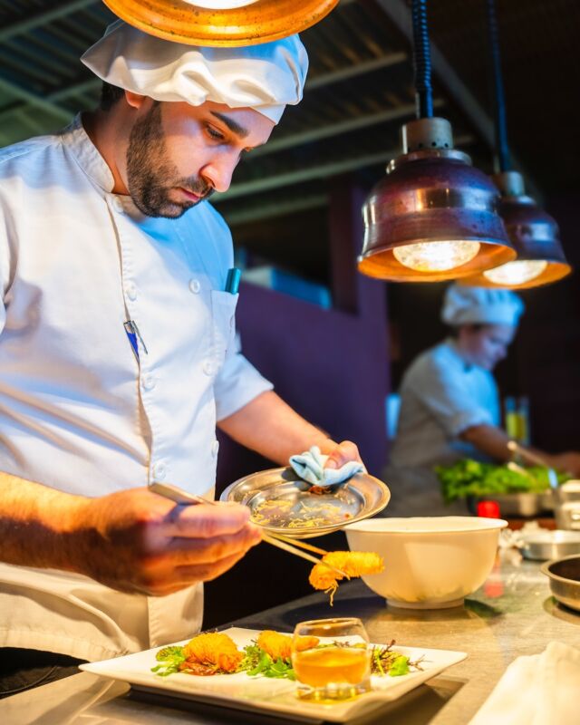 EN- At Brunelli’s Steakhouse, the magic starts in the kitchen 

🍽️✨

ES- En Brunelli’s Steakhouse la magia comienza en la cocina.