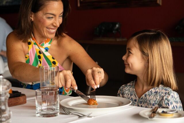 ES- ¡El día de las madres está muy cerca! Celebra este día con amor y el mejor sabor en Brunelli’s Steakhouse. 🌷💕 Reserva tu mesa y disfruta de momentos inolvidables junto a las personas más especiales. 🍽️✨ 

EN- Mother’s Day is almost here! 🌷💕 Celebrate with love and exquisite tastes at Brunelli’s Steakhouse. Book your table now and make unforgettable memories with your loved ones. 🍽️✨