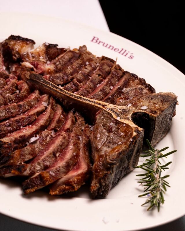 ¿Poco hecho o al punto? No importa cómo prefieras tu carne, un T-Bone siempre es una buena elección. Descubre la jugosidad y el sabor inigualable que te espera en Brunelli’s.

🗓️ Reserva tu mesa desde nuestro perfil.

🕐 Abrimos todos los días.