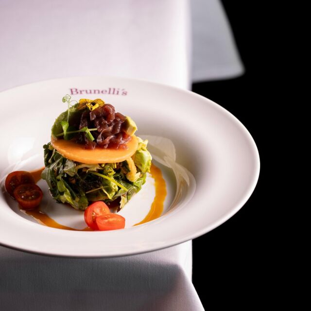 🇪🇸 Disfruta la frescura del verano con la Ensalada Brunelli’s. 🥗✨ Ingredientes frescos y sabores vibrantes que revitalizan tus sentidos.
🗓️ Reserva tu mesa desde nuestro perfil.

🇬🇧 Enjoy the freshness of summer with Brunelli’s Salad. 🥗✨ Fresh ingredients and vibrant flavors to revitalize your senses.
🗓️ Book your table from our profile.